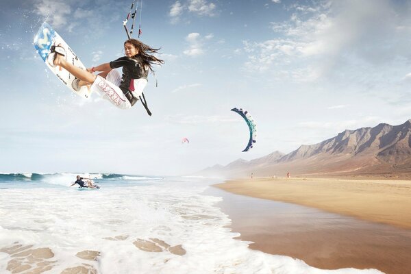 Activités sur la plage près des montagnes kitesurf