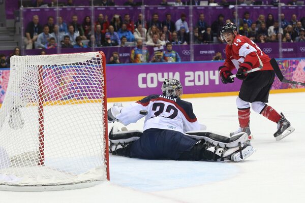 Un homme digne de louange sur la glace