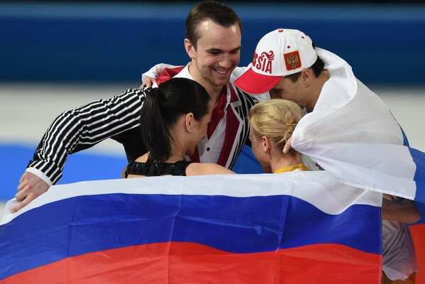 Rosyjscy mistrzowie olimpijscy z flagą narodową