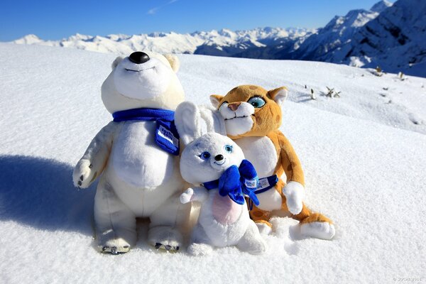 Mascotte olimpiche di Sochi 2014 su una montagna innevata