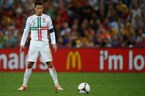 Cristiano Ronaldo auf dem Spielfeld, während er auf den Beginn des Spiels wartet