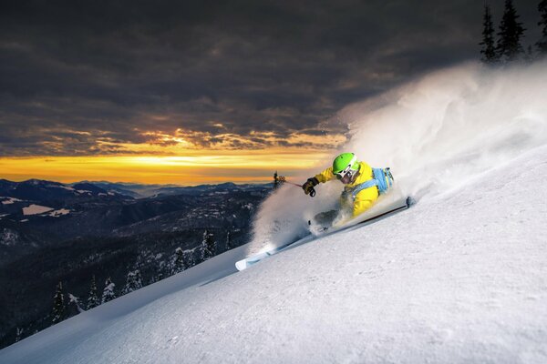 Descente en ski au coucher du soleil