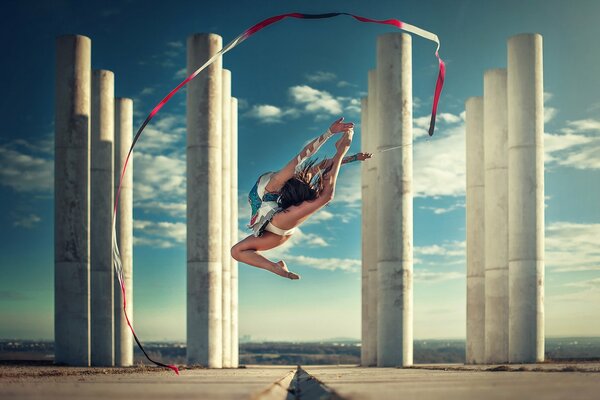 Salto con il nastro della ragazza sportiva