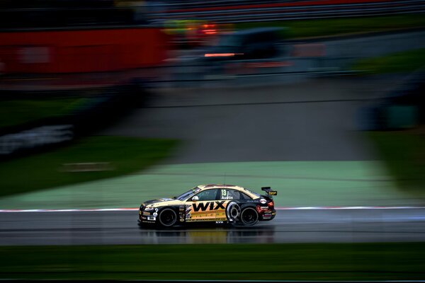 Carrera húmeda en el audi A4 de Rob Austin