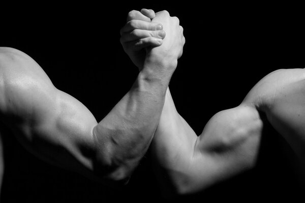 Lucha de brazos de dos hombres