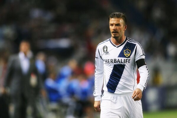 David Beckham en un partido de fútbol