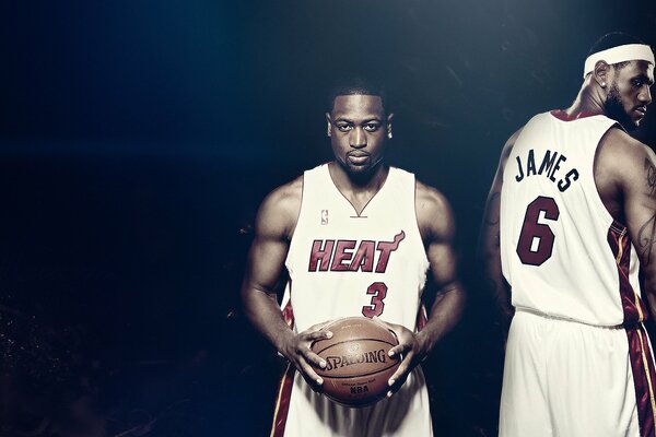 Dwayne Wade mit dem Ball und neben Lebron James