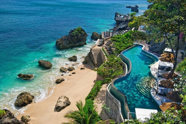Die Küste von Bali mit wunderschöner Natur und Pools