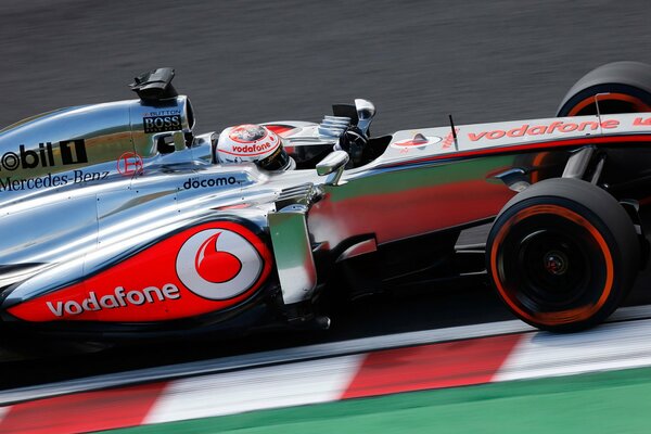 Formula Uno F1 fa male gara concorrente Jenson Button