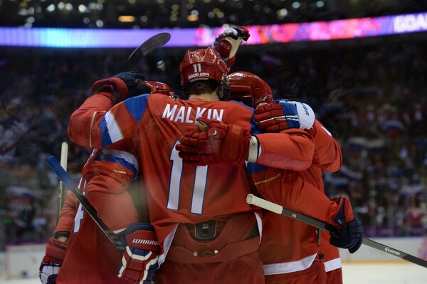 Russische Eishockey-Nationalmannschaft, Spieler umarmen sich auf dem Eis