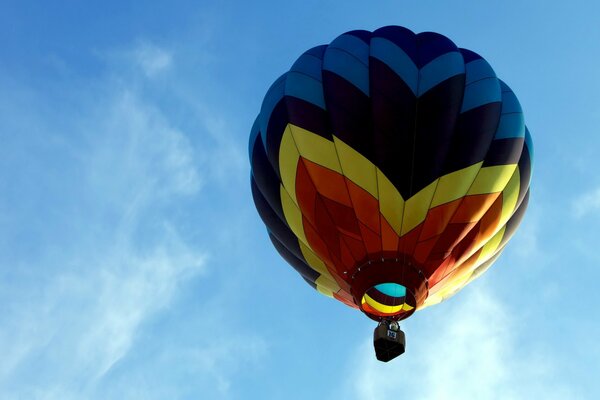 Palla sportiva nel cielo