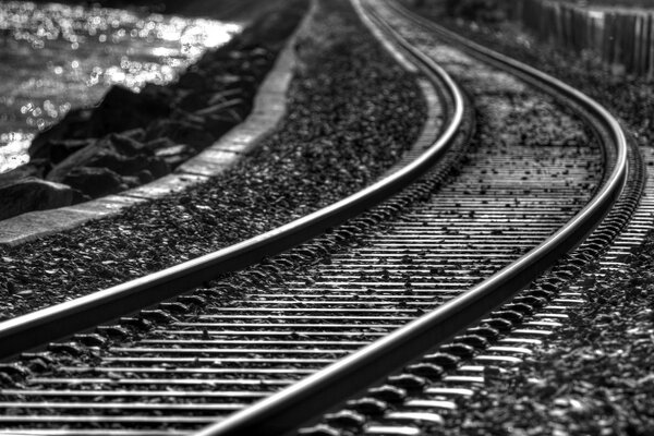 Virage ferroviaire, noir et blanc