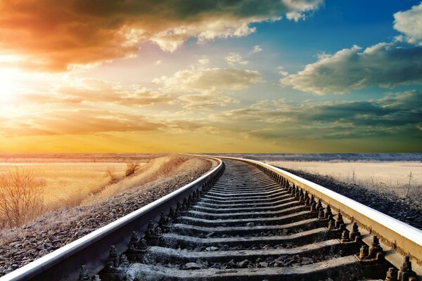 Ferrocarril en el cielo con nubes fondo de pantalla