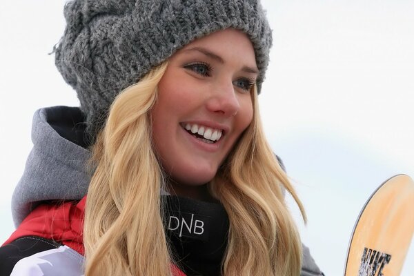 Ragazza con snowboard in cappello grigio