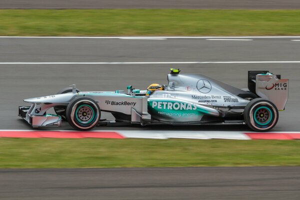 Lewis Hamilton en la pista durante el grnka Forrmula 1