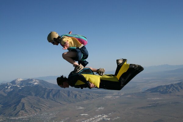 Fallschirmspringen in den Wingsuit Mountains