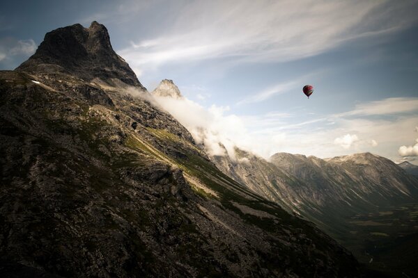 Ballon sur fond de ciel bleu dans les montagnes