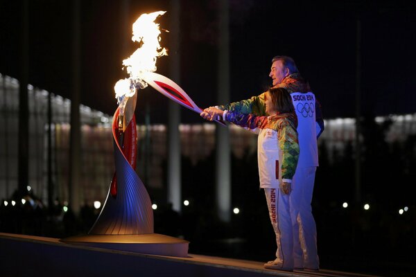 Die Olympischen Spiele in Sotschi 2014 die Ausstrahlung des Feuers
