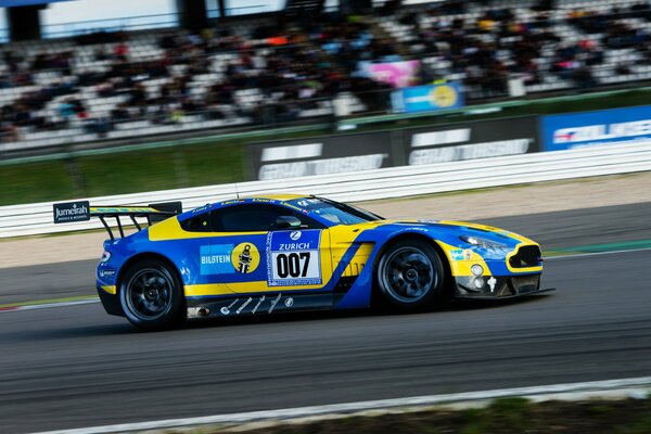 Aston Martin bleu en course