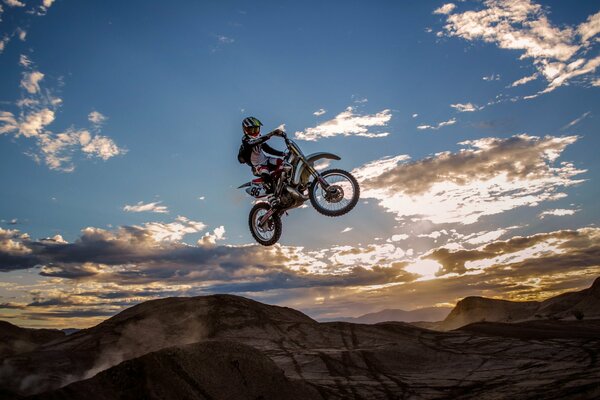 Sauter dans le ciel sur une moto