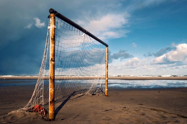 Cancello di calcio vicino al fiume contro il cielo