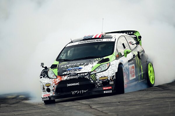 Coche de carreras con humo debajo de las ruedas