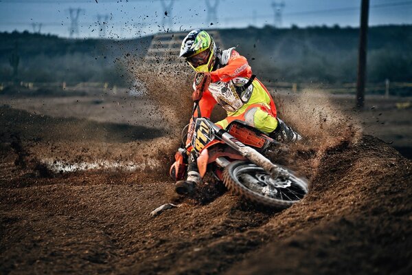 Deportes de carreras en competiciones. Foto del piloto de moto