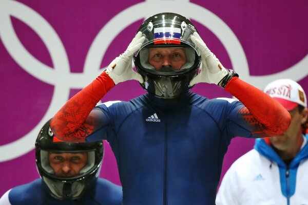 Los Campeones Olímpicos de bobsleigh Alexander Zubkov y Alexei Voevoda en cascos en los juegos de invierno de Sochi 2014