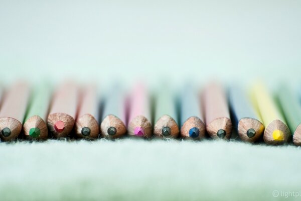 Crayons de couleur dix-huit couleurs