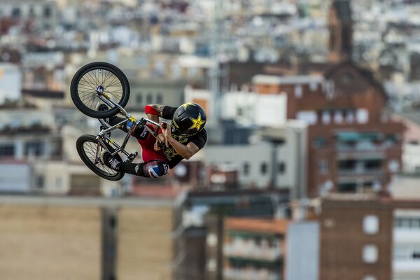 Il ciclista con il casco dimostra il salto