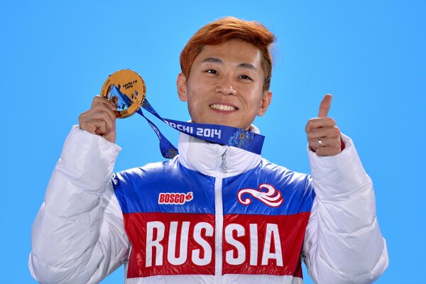 Foto von Victor ahn mit einer Goldmedaille