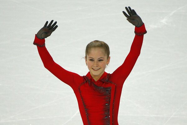 Russian figure skater Yulia Lipnitskaya gives the audience a smile after the performance