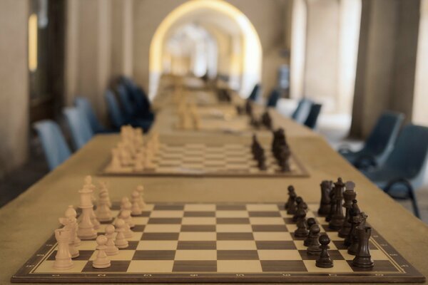 Foto del tablero de ajedrez en la sala de torneos