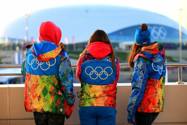 Freiwillige mit Symbolik bei den Olympischen Spielen von Sotschi 2014