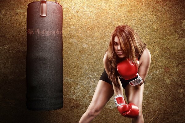 Sportivo ragazza boxer in allenamento