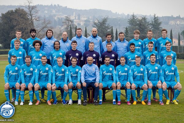 Vor dem morgendlichen Hintergrund steht die Mannschaft des FC Zenit