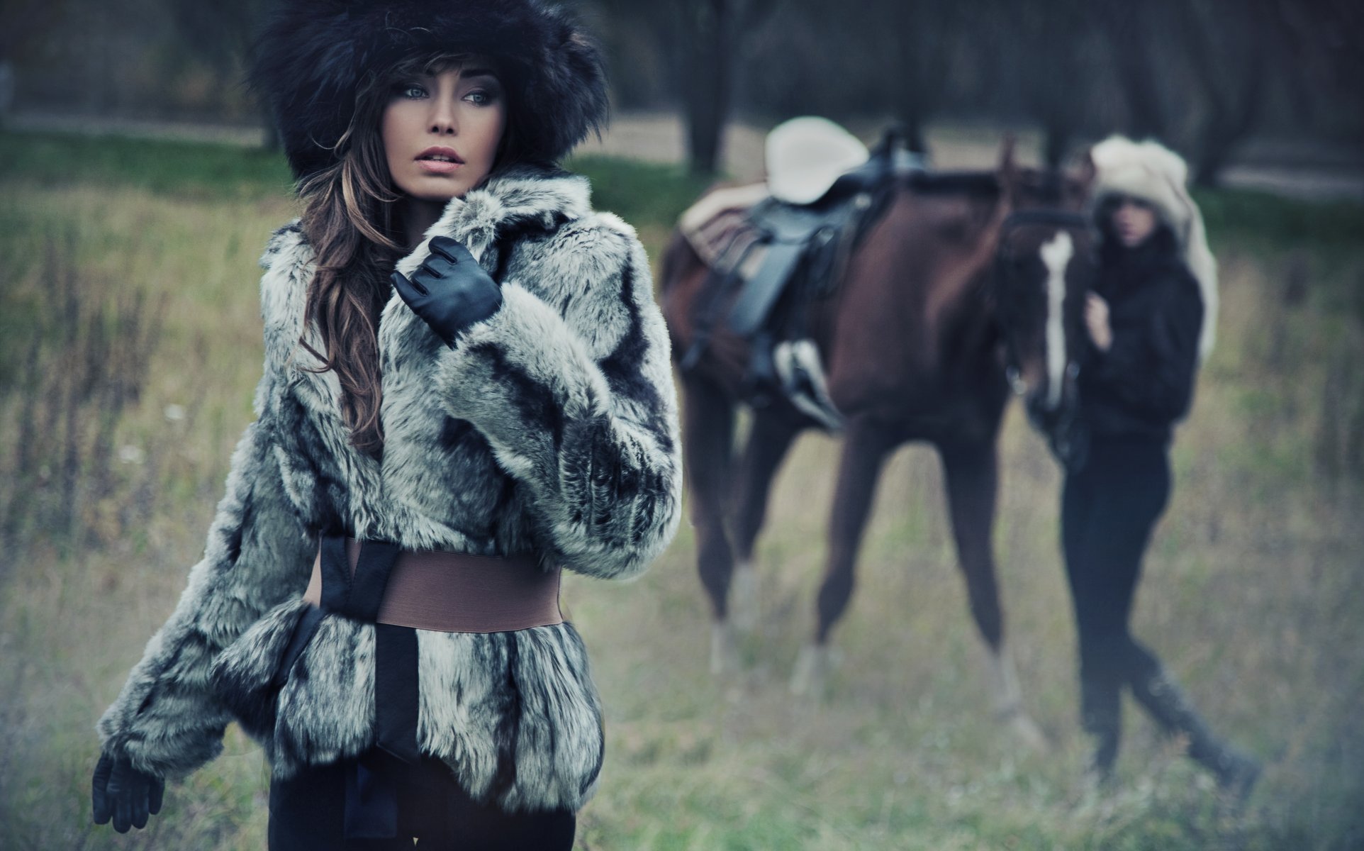 modèle visage regard maquillage chapeau manteau de fourrure gants fond cheval fille