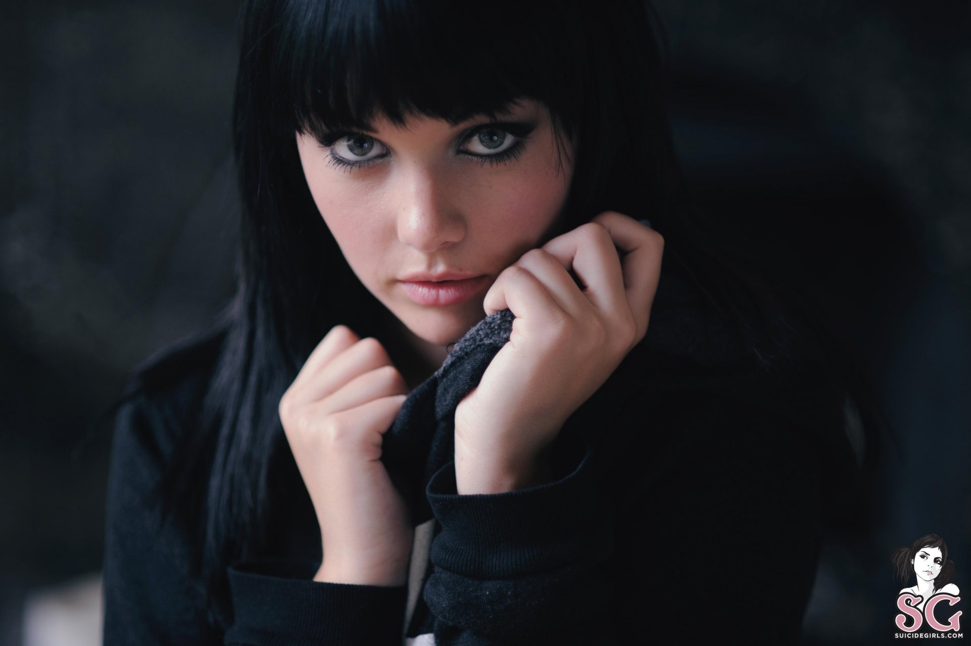 mellisa clarke model brunette view sponge hand