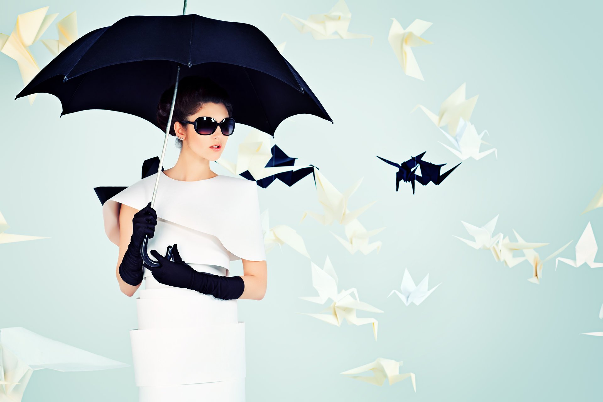 mädchen braunhaarige regenschirm sonnenbrille origami handschuhe