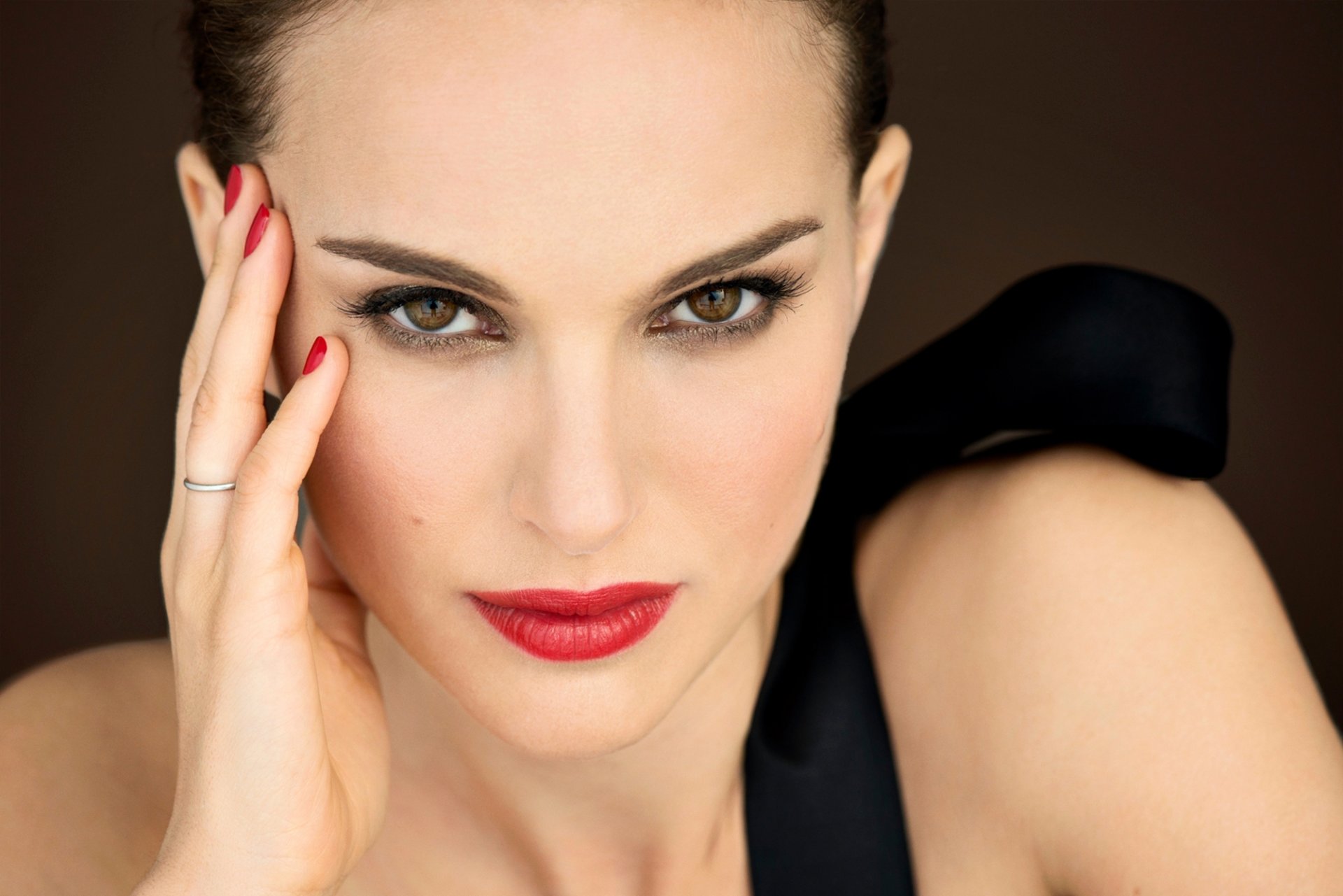 natalie portman actriz novia pelo oscuro cara maquillaje mano manicura retrato