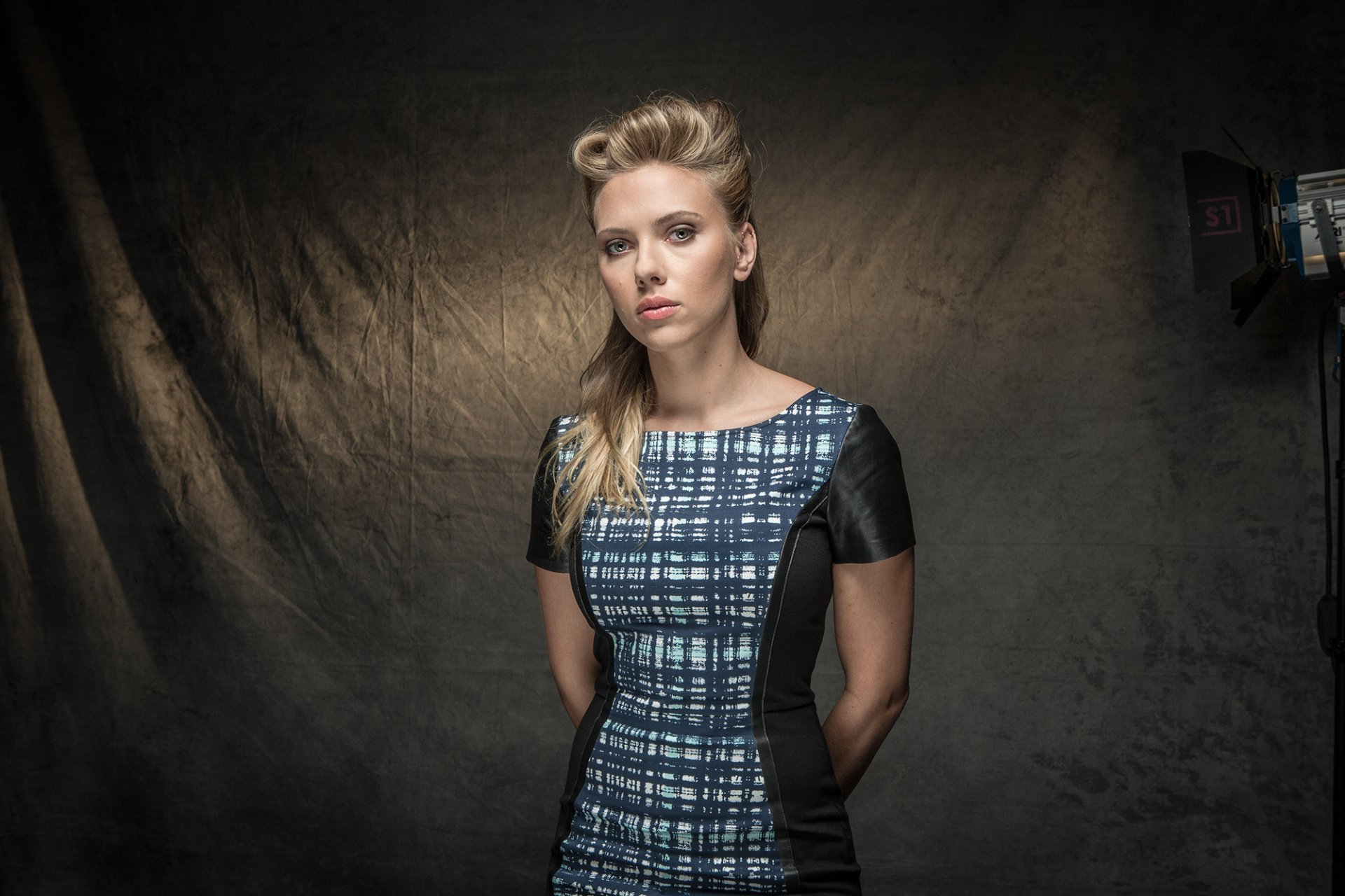 scarlett johansson aktorka dziewczyna blondynka sukienka tło