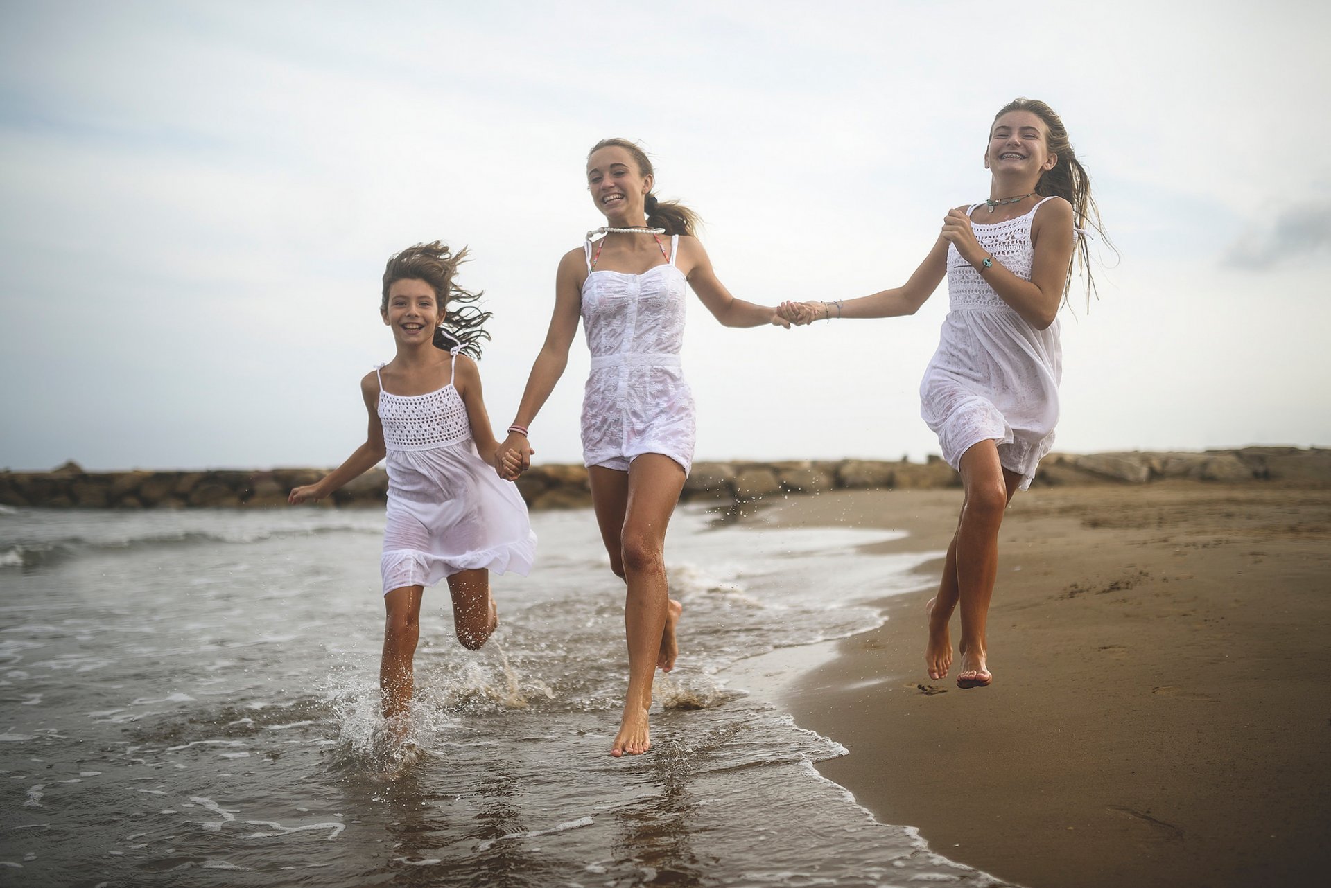 côte bande de surf enfants filles courir rire joie