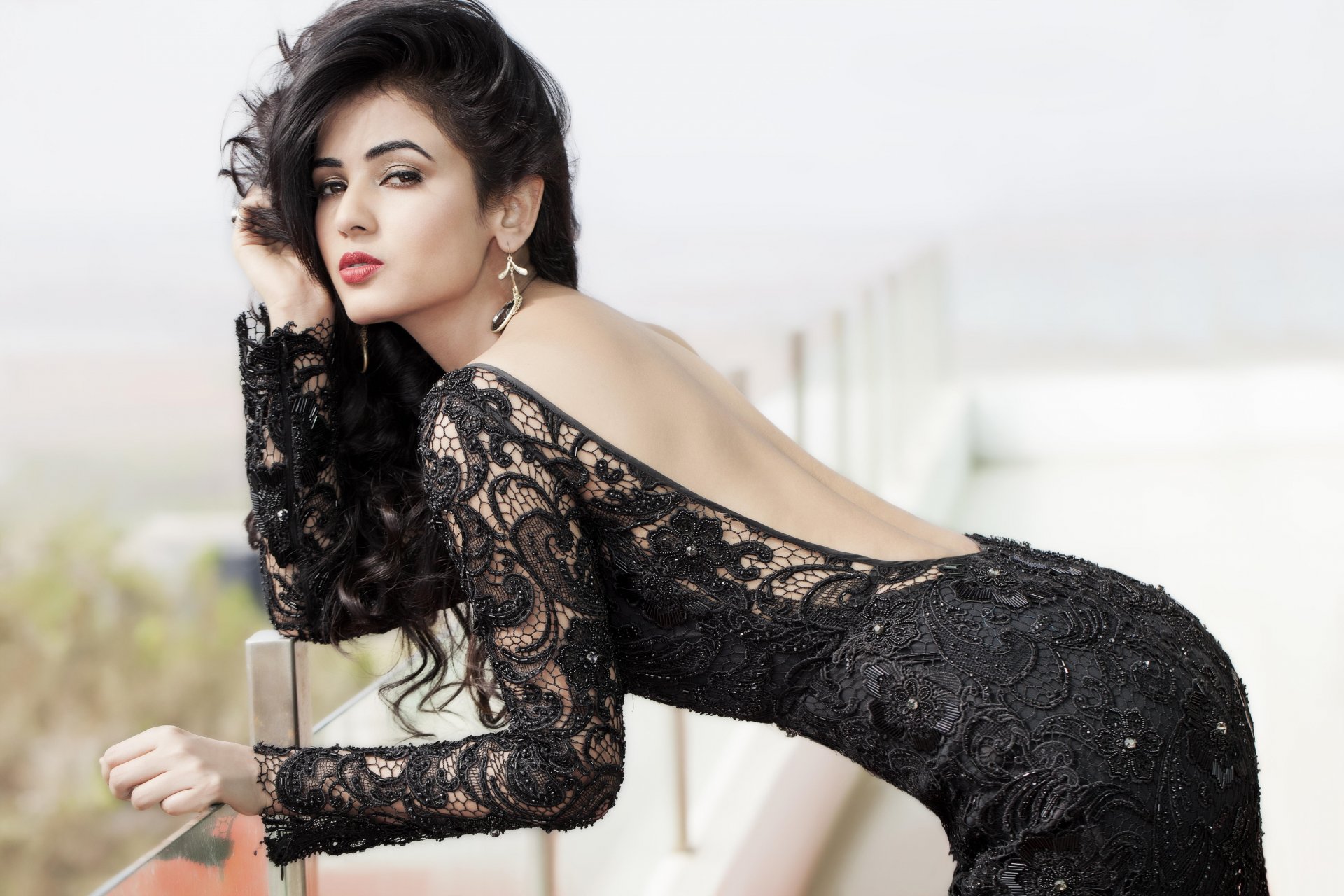 sonal chauhan bollywood celebridad actriz modelo chica morena bonita belleza sexy representar figura sin respaldo indio belleza