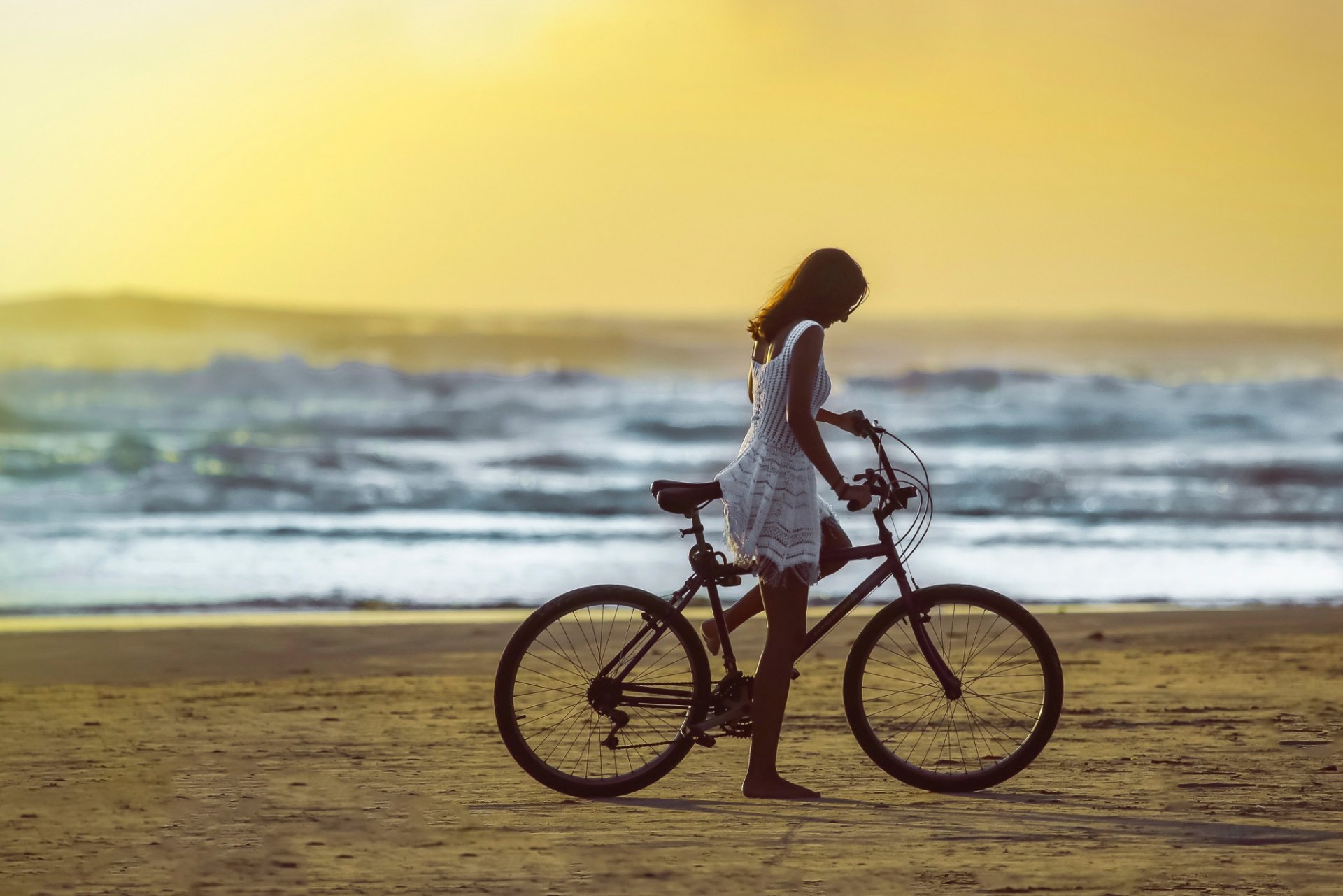 spiaggia ragazza bicicletta