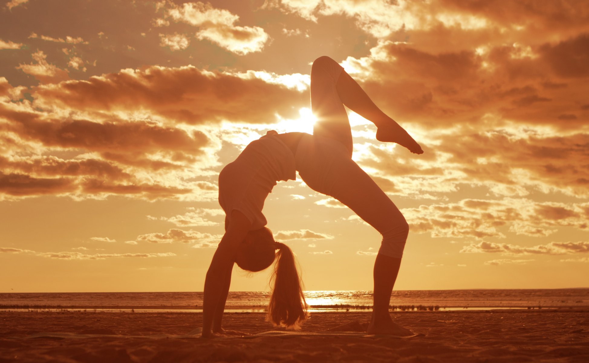 ragazza dai capelli lunghi. mare sabbia spiaggia nuvole sole tappeto ginnastica