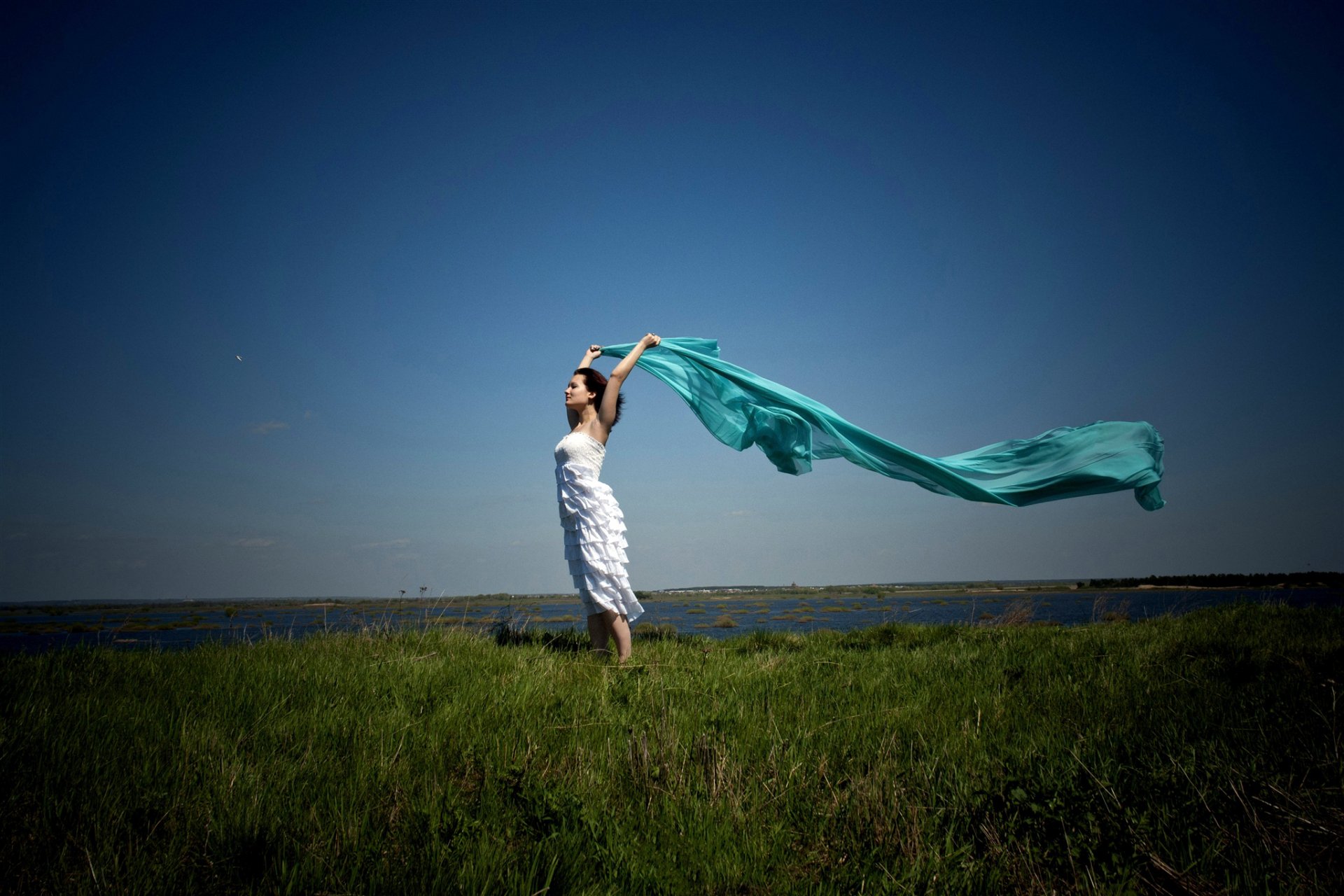 Песня о прожитой жизни. Фотосессия с тканью на природе. Шарф развивается на ветру. Девушка с платком на ветру. Развивающаяся ткань на ветру.