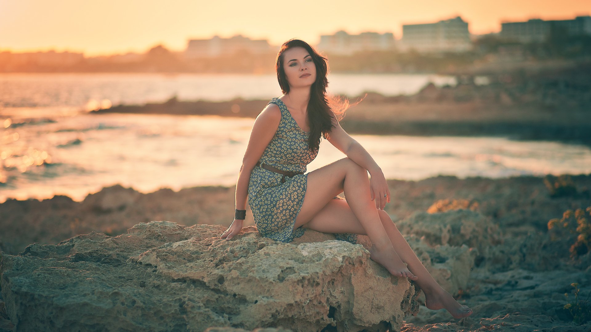 mädchen brünette steine ufer pose armband sonnenuntergang blick kleid