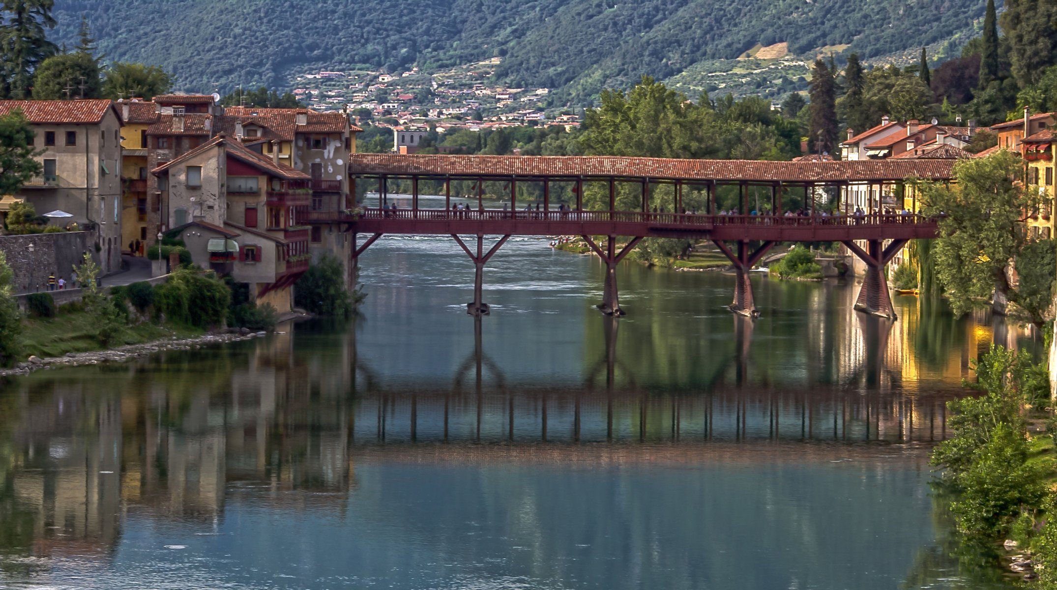 holzbrücke über den fluss brenta stadt bassano del grappa italien