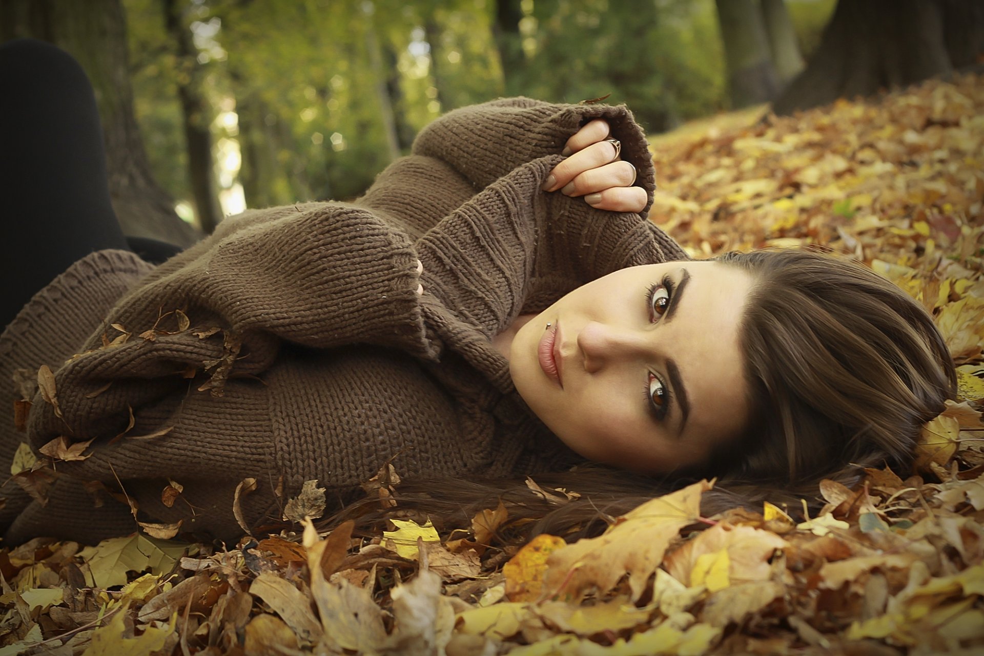 fille modèle visage yeux bruns regard cheveux se trouve feuilles automne arbres