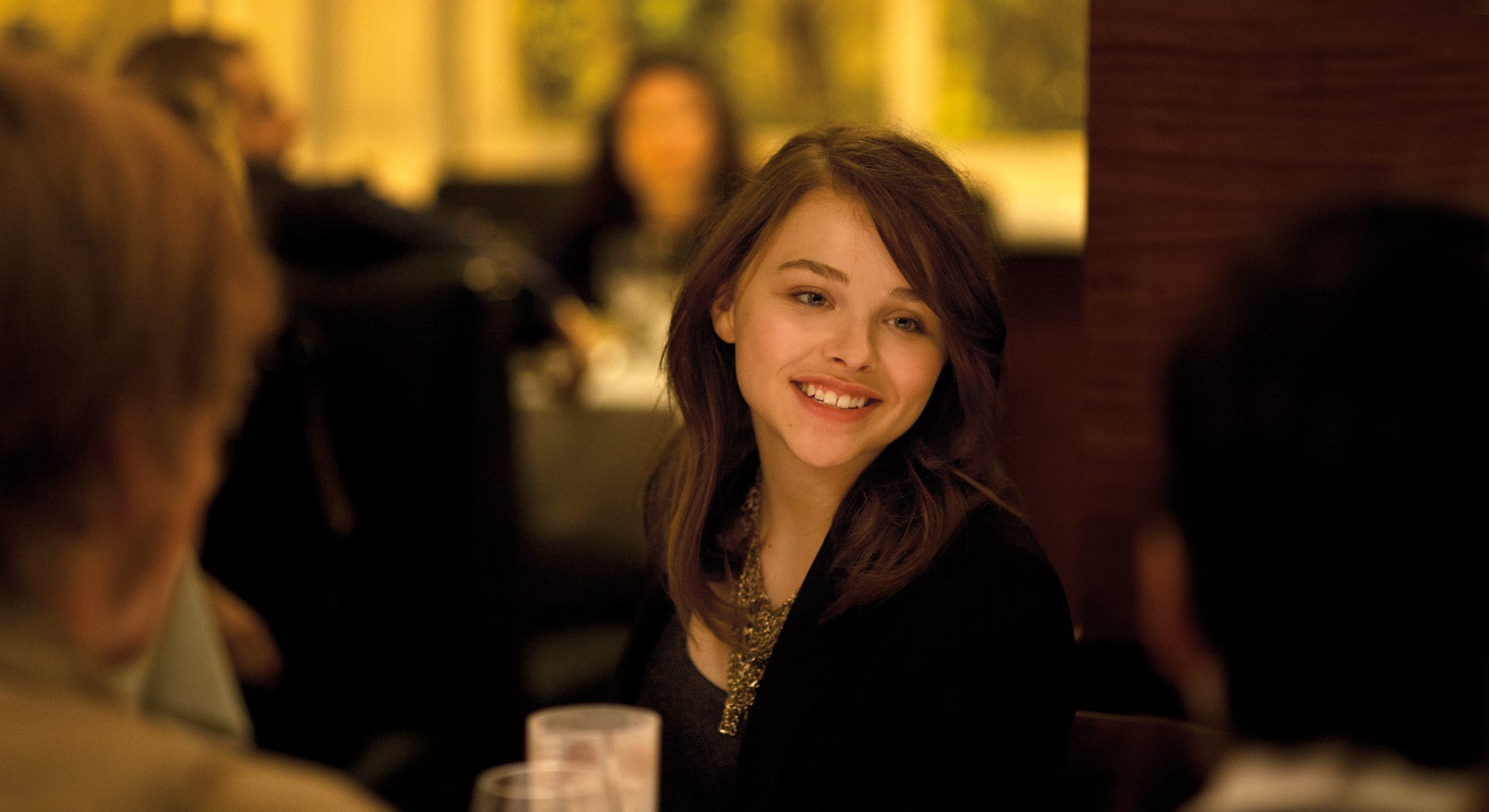 gracia moretz sils maria chica pelo oscuro sonrisa bokeh